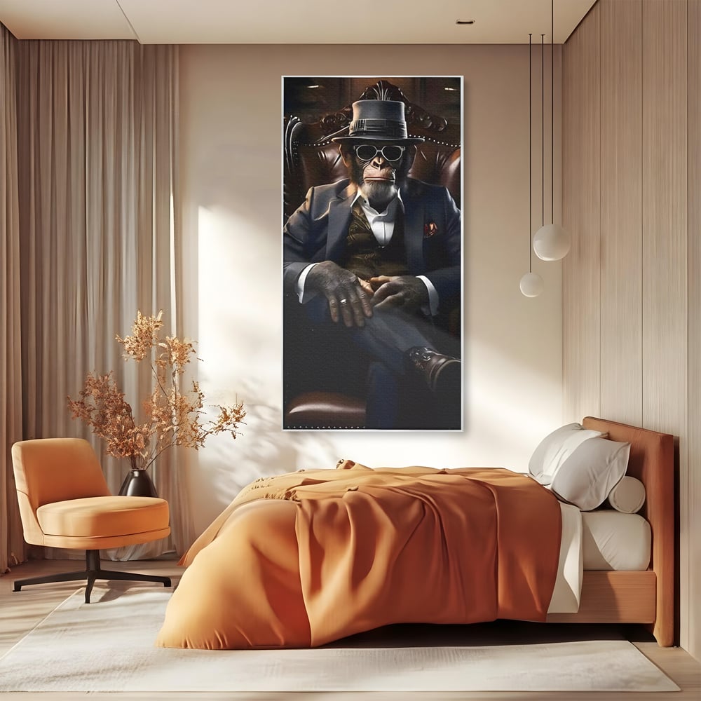 Tablou canvas cu tablou canvas cu cimpanzeu mafiot, in rama de aluminiu argintiu, pe perete intr-un dormitor